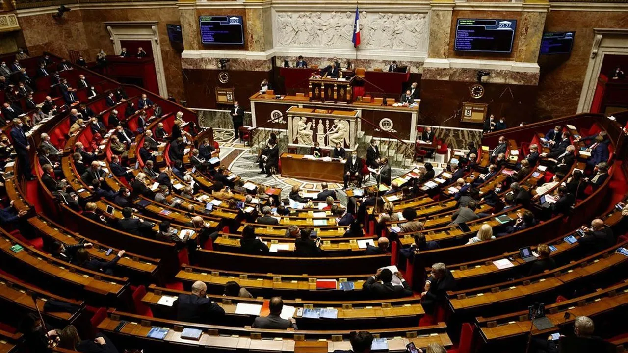 Франція заморозить частину бюджету через наслідки війни в Ірані — Reuters