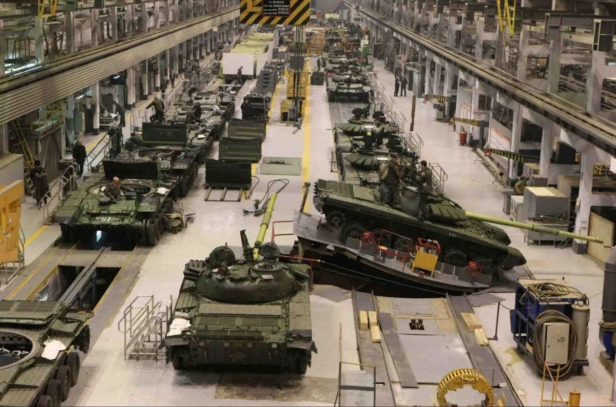 «Уралвагонзавод» у росії переводить частину працівників на чотириденний тиждень «Уралвагонзавод» у росії переводить частину працівників на чотириденний тиждень