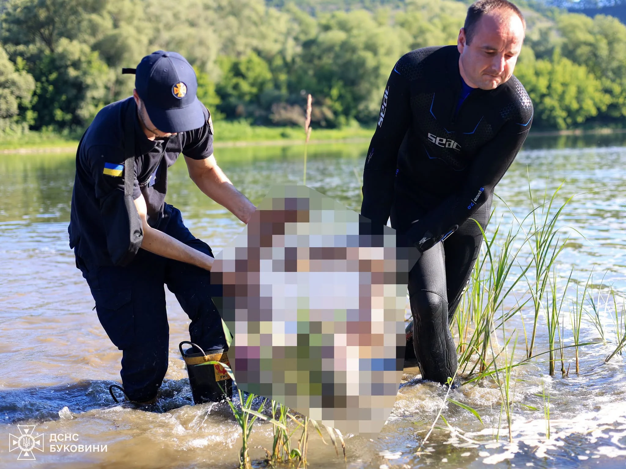 На Буковині з Дністра дістали тіла батька та сина