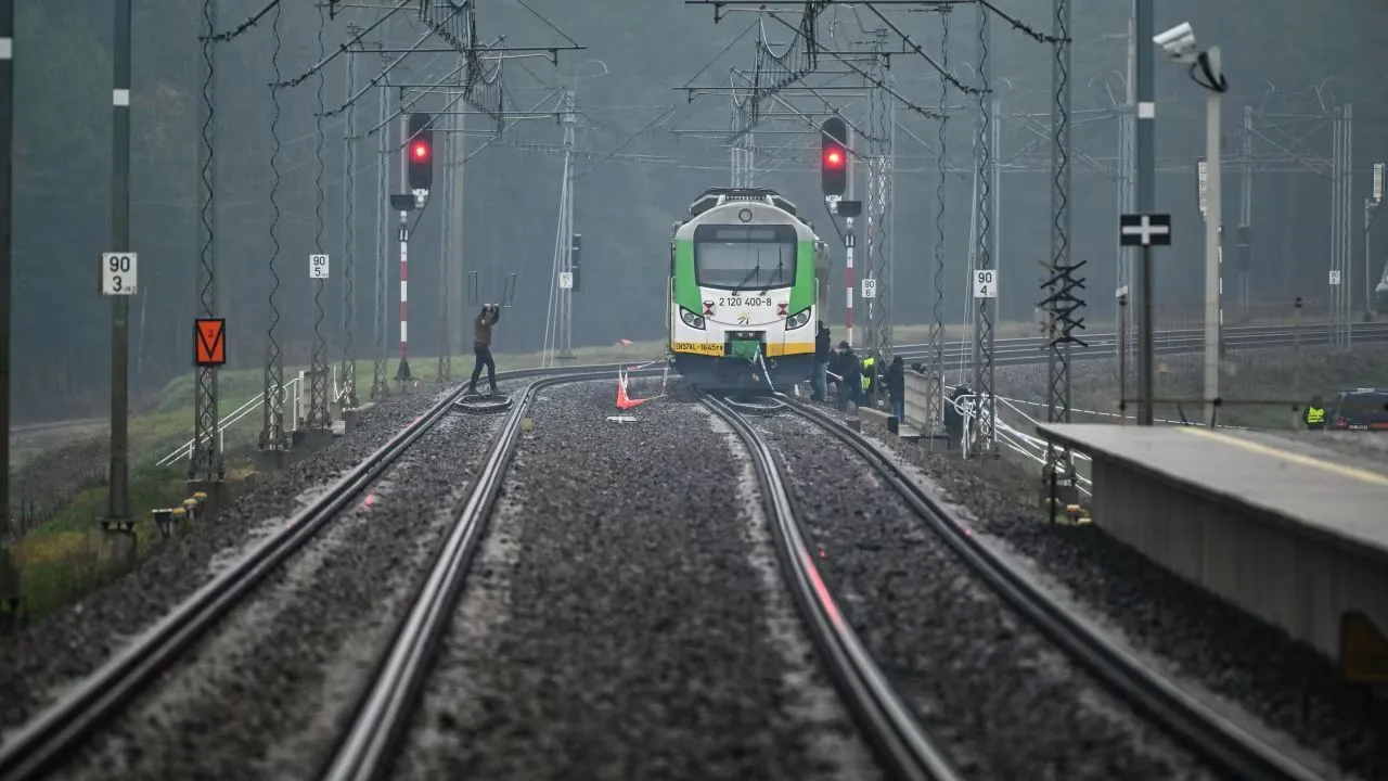Поїзд у Польщі збив чоловіка, рух на залізниці порушено — RMF24