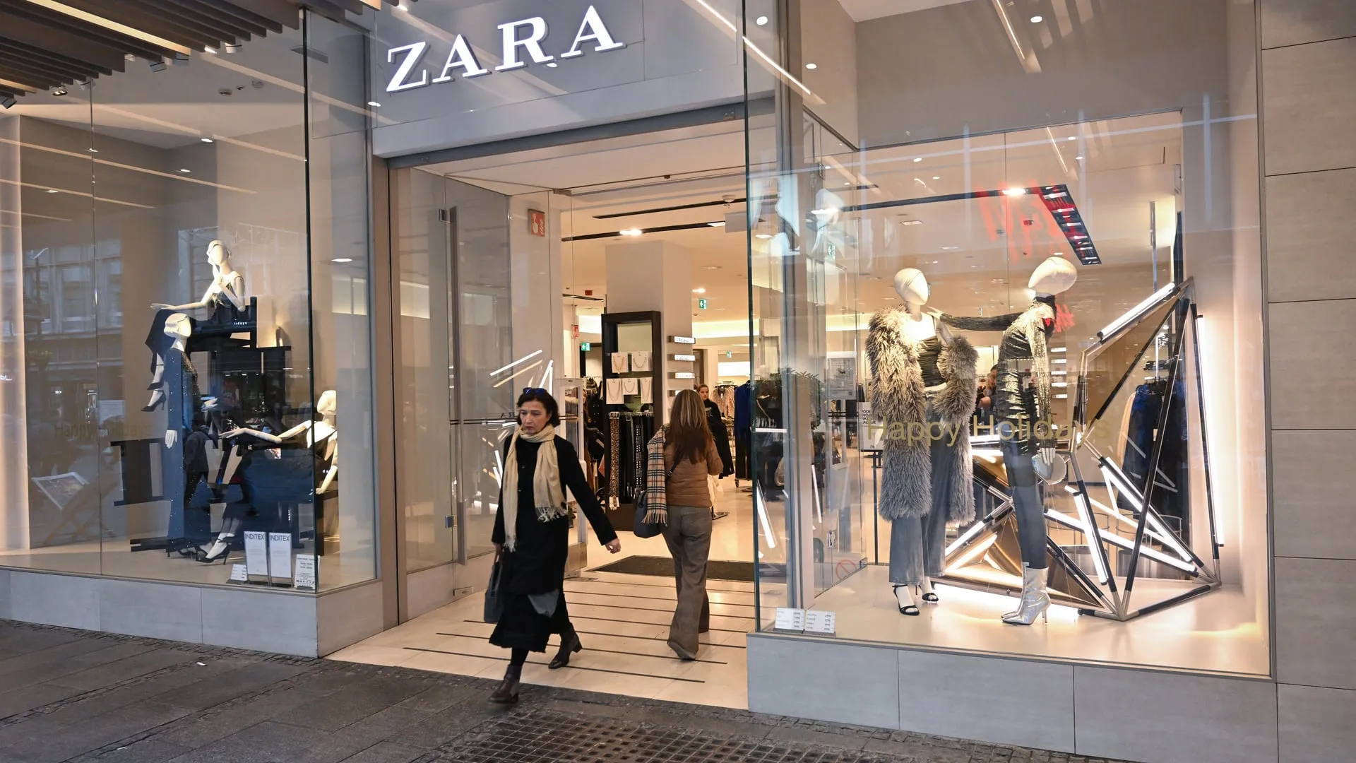 Владелец Zara увеличил продажи на 11,5% в начале лета — Reuters
