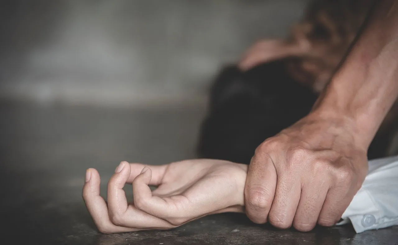 На росії військовий зґвалтував падчерку, поки дружина була в пологовому