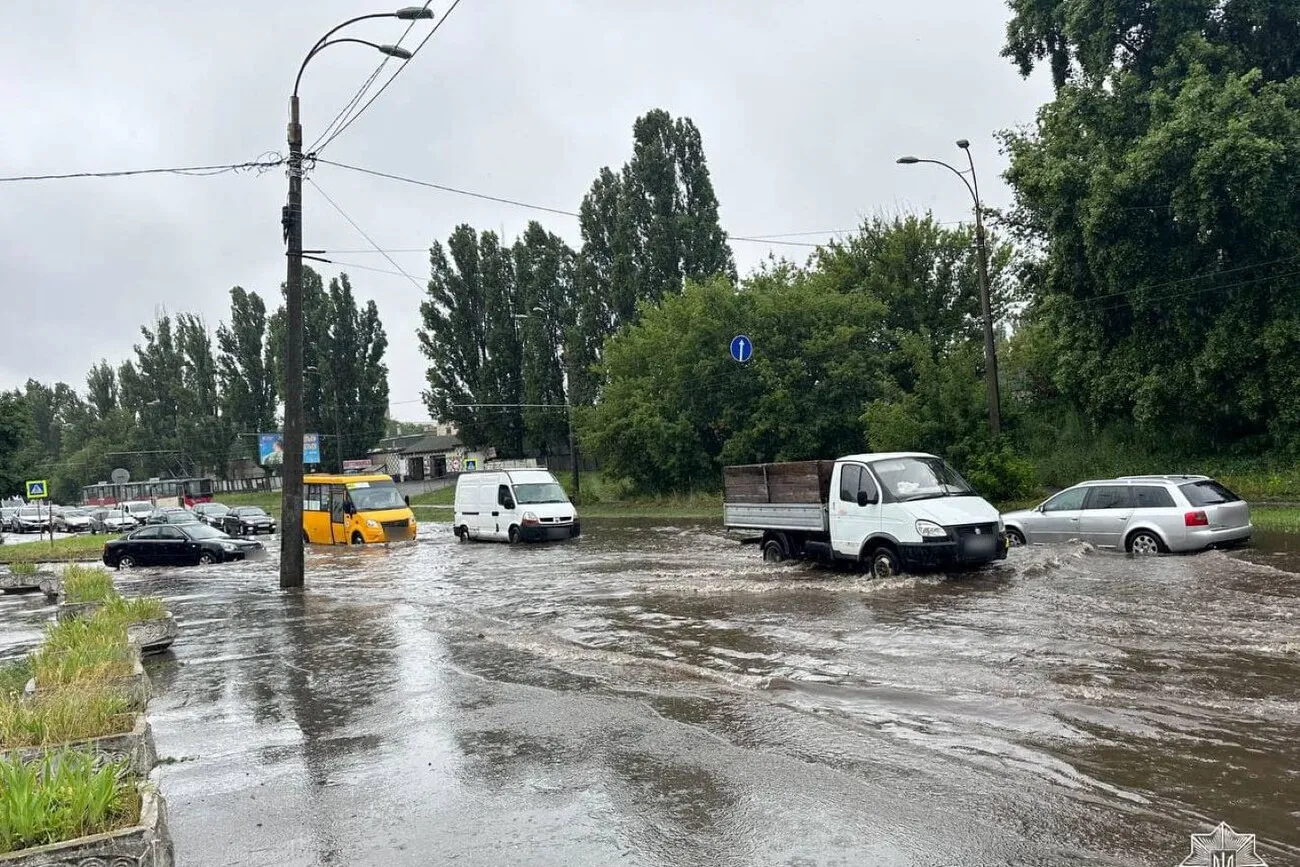 ВІДЕО: злива затопила вулицю Академіка Кухаря у Києві
