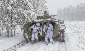 Фото: у Чернігові відбулося влучання ворожого дрона в багатоповерхівку
