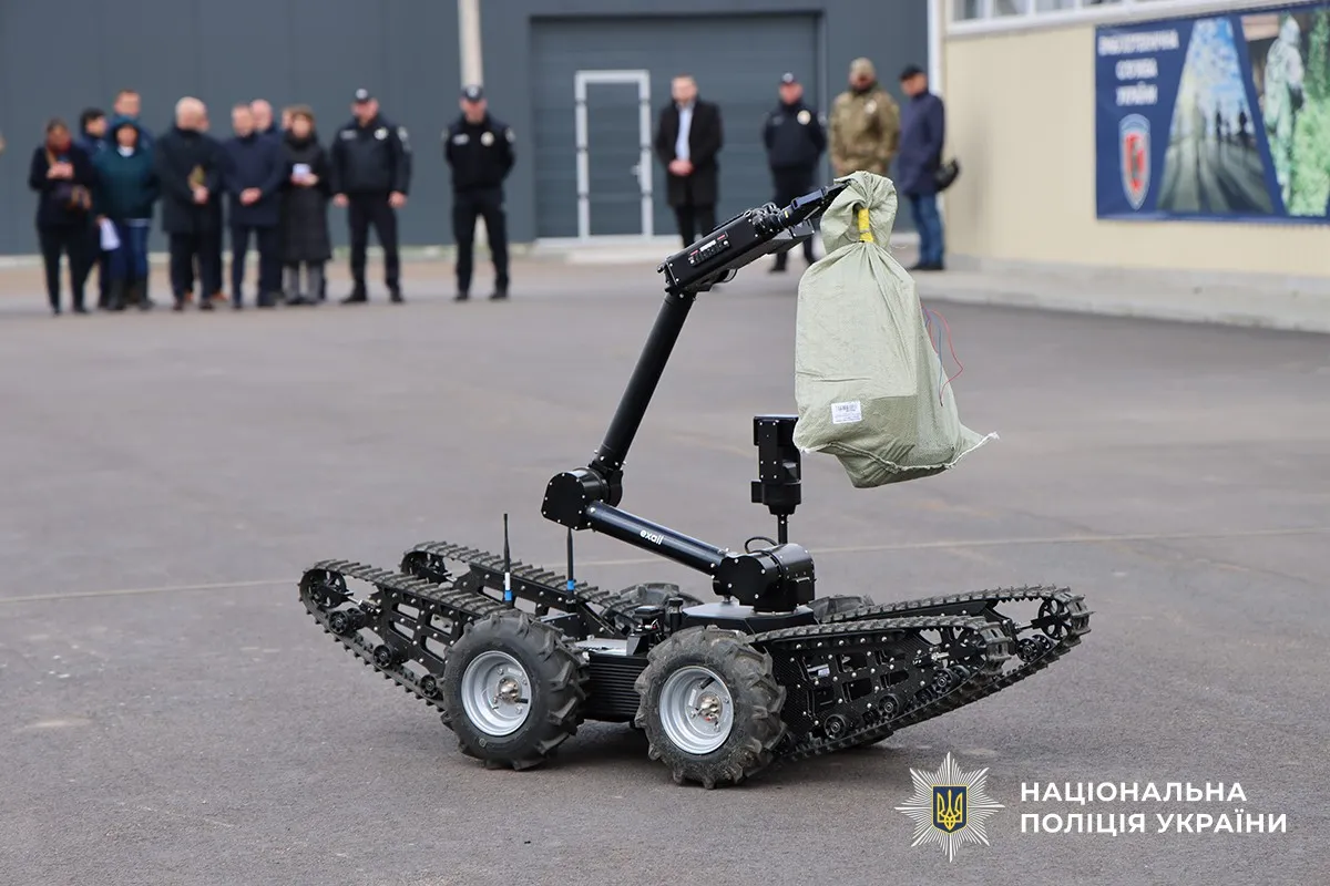 Житомирські вибухотехніки опанували французькі роботизовані комплекси Iguana