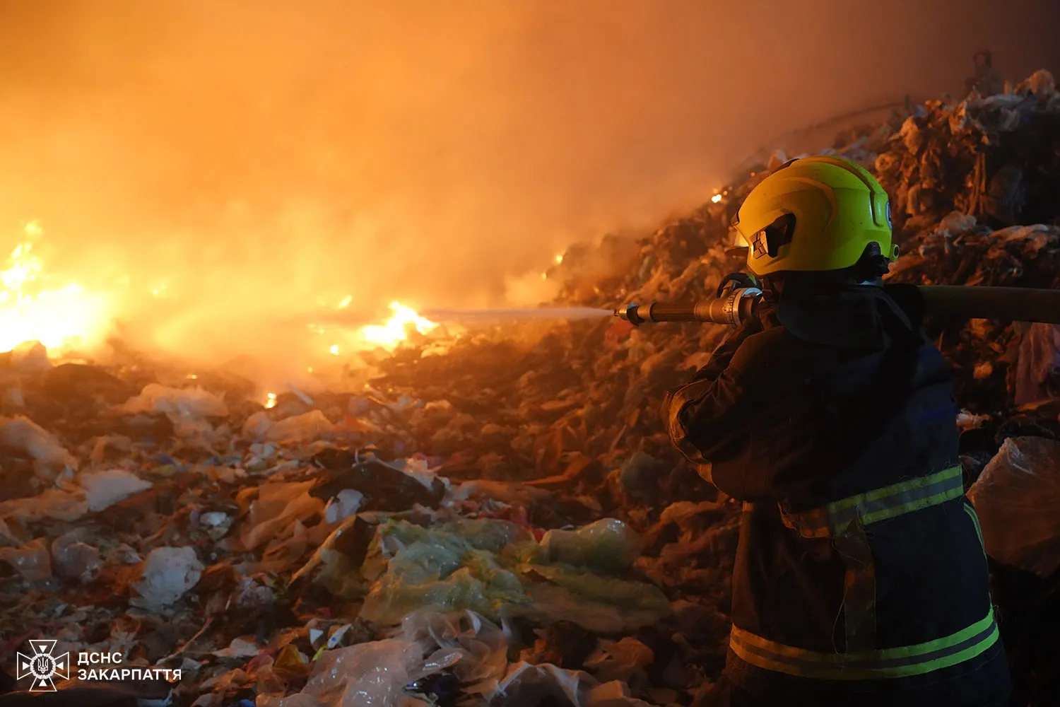 В Ужгороді понад добу рятувальники гасять пожежу на сміттєзвалищі