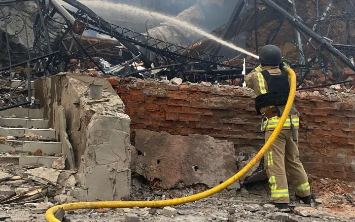 росія обстріляла торговельний центр у Сумах, є руйнування