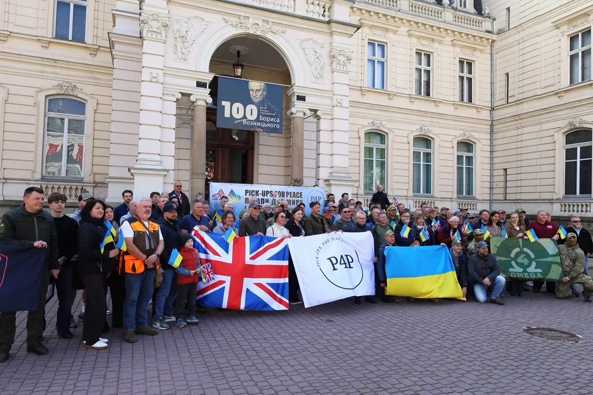 Британські фермери передали Україні нову партію позашляховиків