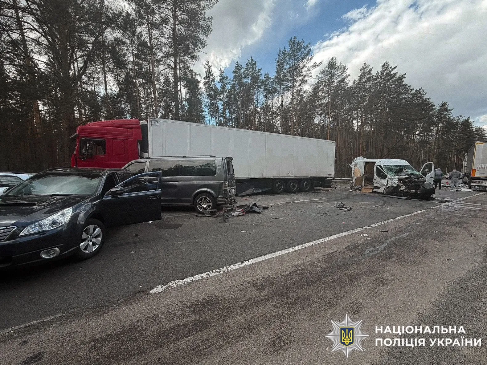 На Київщині сталася масштабна ДТП за участю фур