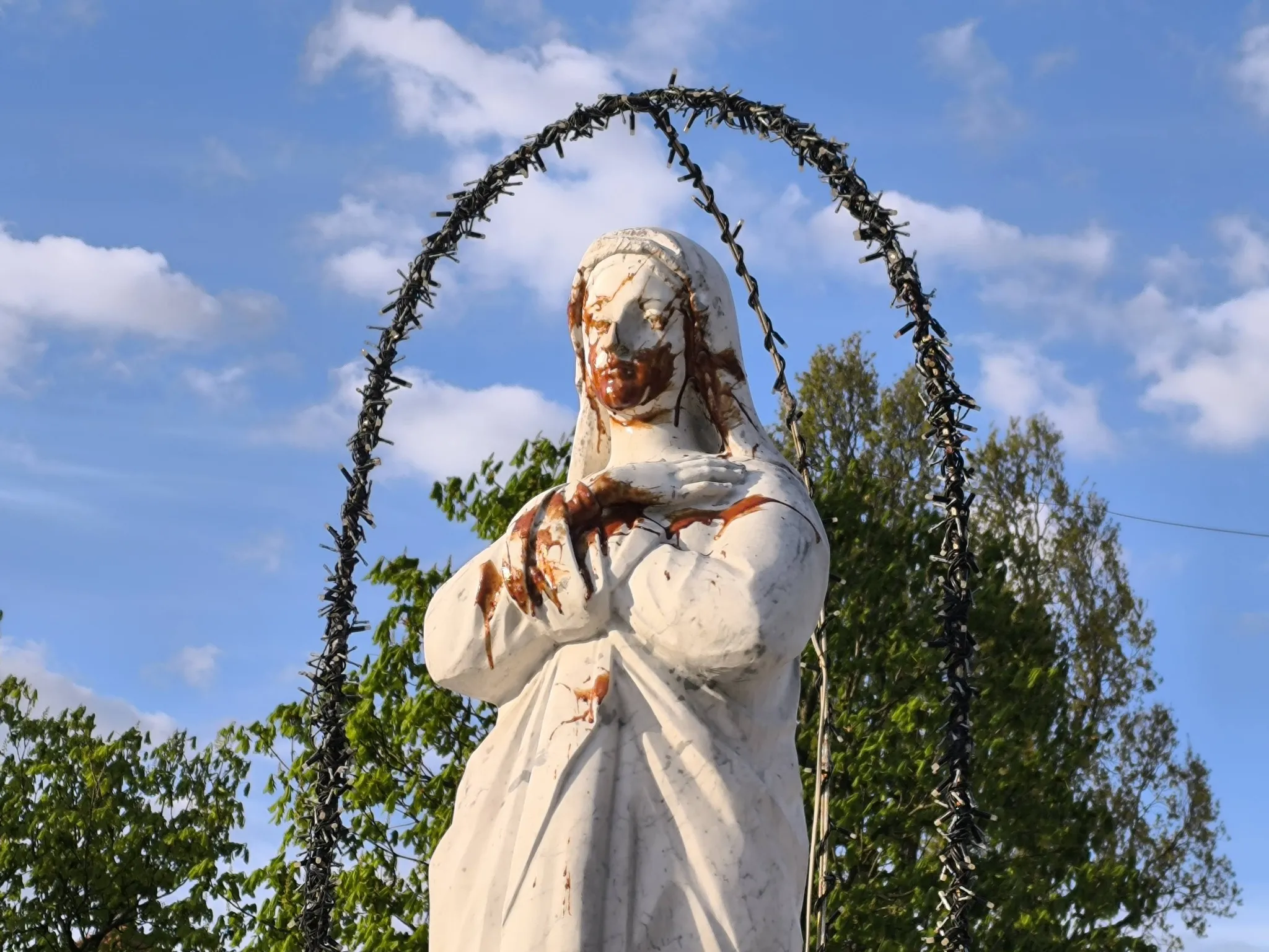 На Львівщині невідомі вандали пошкодили статую Матері Божої