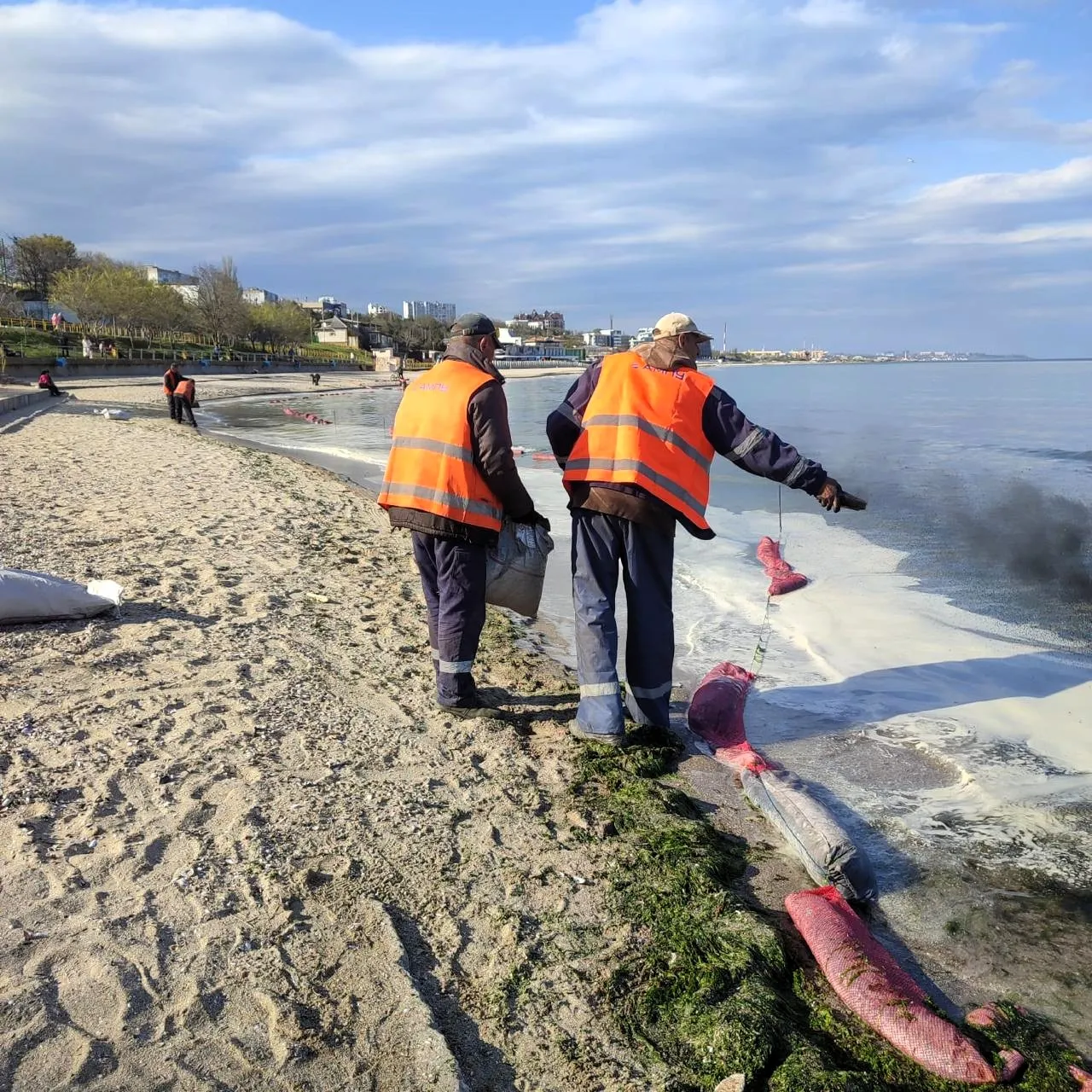 У Чорноморську зафіксовали масштабне забруднення моря після атаки РФ