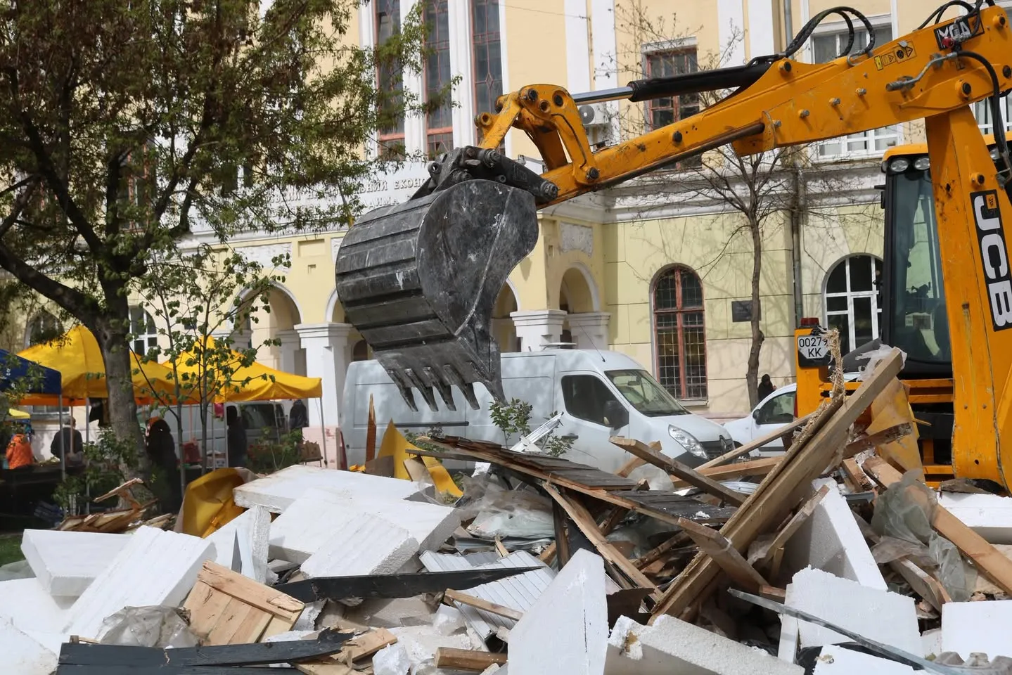 У Києві демонтували десятки незаконних обʼєктів у п’яти районах міста
