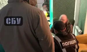 Столичні правоохоронці затримали шахрая, який обдурив пенсіонерів на 100 тисяч гривень