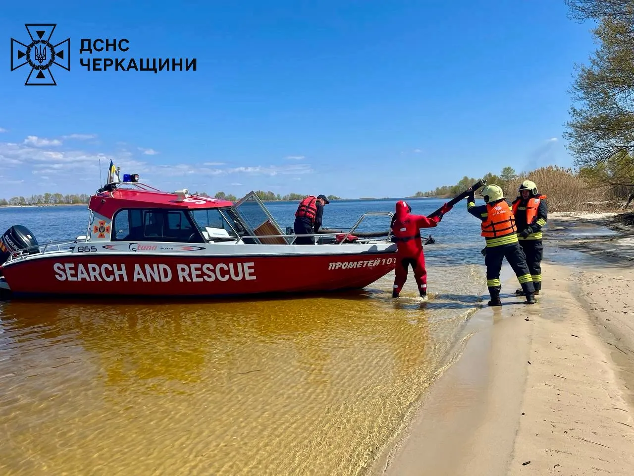 На Дніпрі на одному з островів ДСНС ліквідувала масштабну пожежу