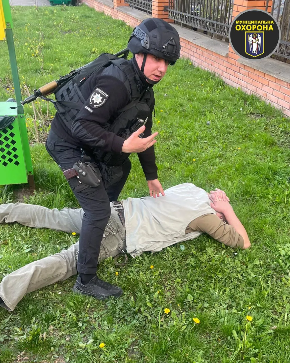 У Києві в парку «Відрадний» затримали чоловіка з бойовою гранатою