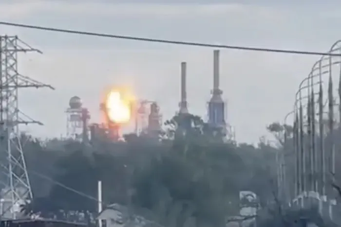 Відео: дрони ГУР атакували ключову установку на НПЗ у Дагестані, — джерела Відео: дрони ГУР атакували ключову установку на НПЗ у Дагестані, — джерела