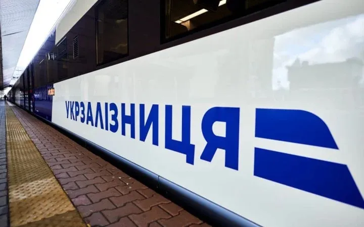 Укрзалізниця попередила про затримки поїздів через обстріли