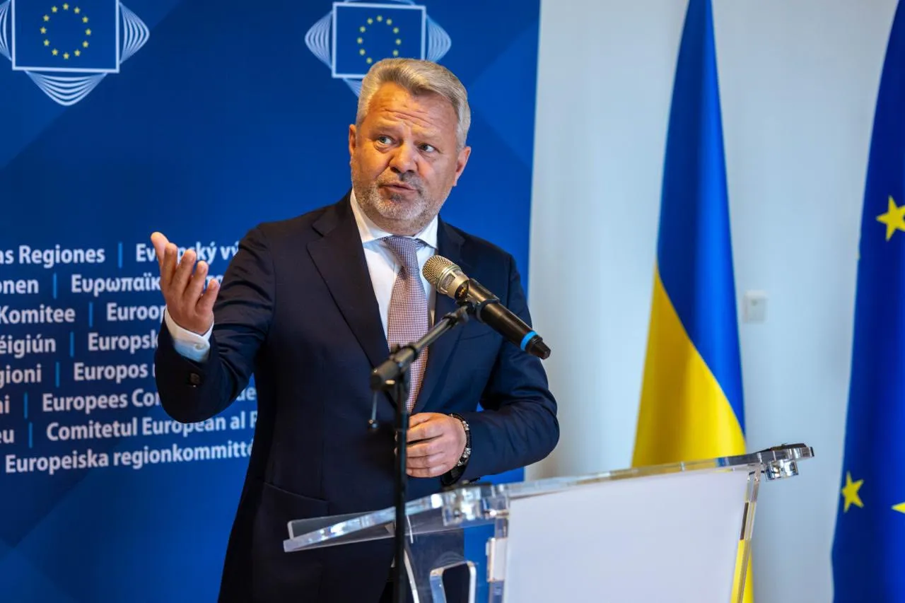 Мер Бучі потрапив під хвилю критики через фото на самокаті у Брюсселі