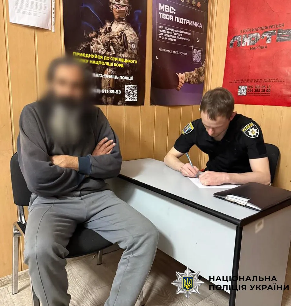 У Києві чоловіка без одягу на Хрещатику передали медикам