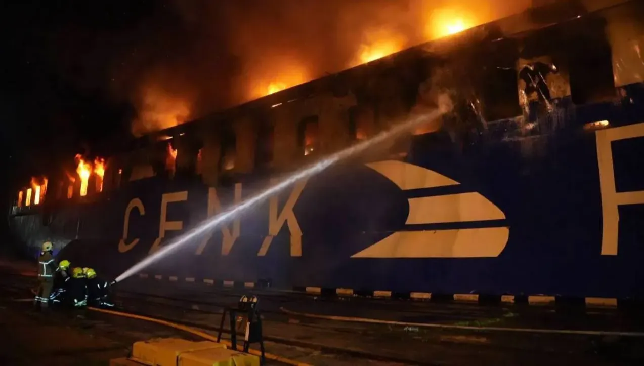 У порту Одеси загорілися зерносховища після атаки РФ