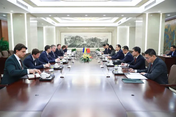 Україна та Китай обговорили економіку та війну з Росією