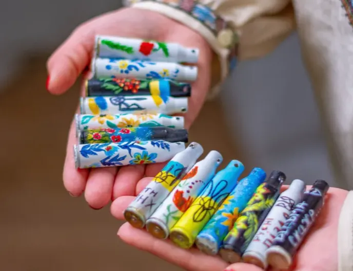 Українці у Румунії розмалювали тисячі гільз заради ЗСУ (Фото)