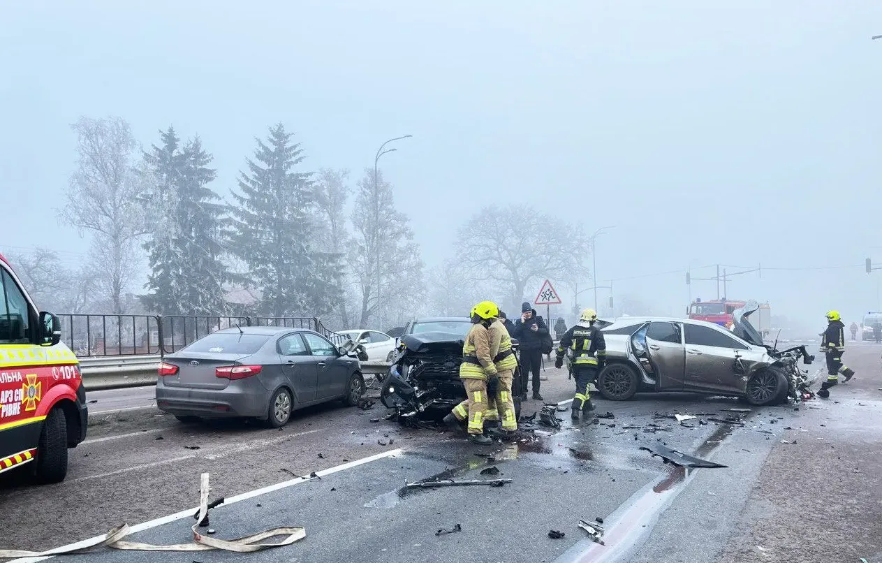 Масштабна ДТП на трасі Київ–Чоп: зіткнулися близько восьми авто (Фото)