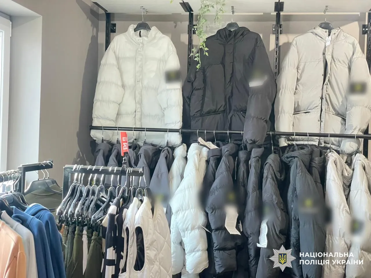 На Львівщині ліквідували мережу з виробництва та збуту контрафактного одягу і електроніки