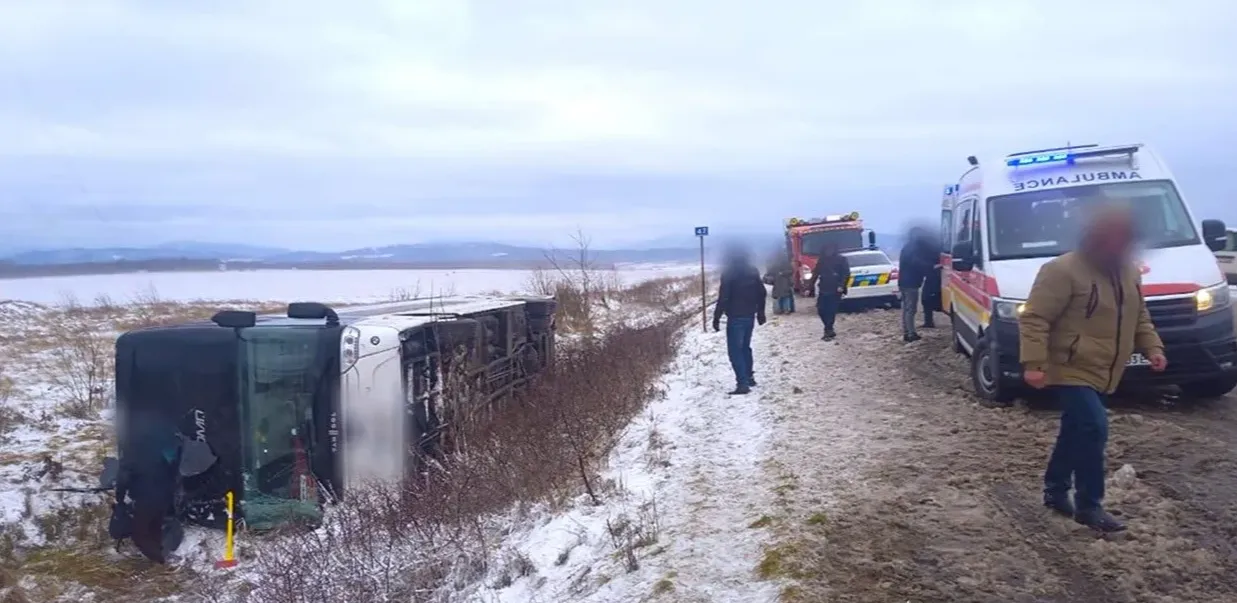 На Прикарпатті перекинувся рейсовий автобус (Фото)