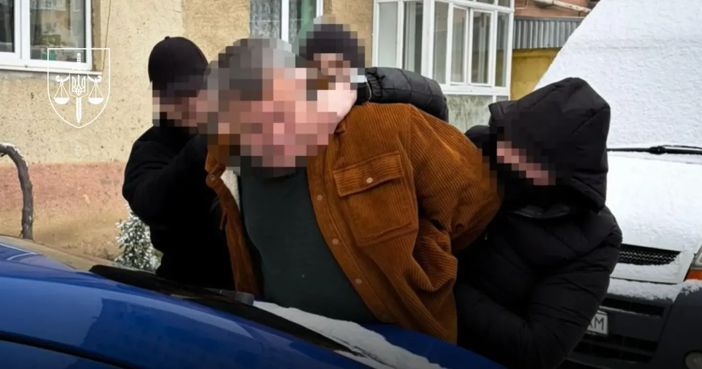 На Закарпатті митника спіймали на схемі з елітними годинниками