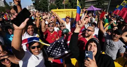 Венесуельці за кордоном вийшли святкувати після затримання Мадуро (Відео)