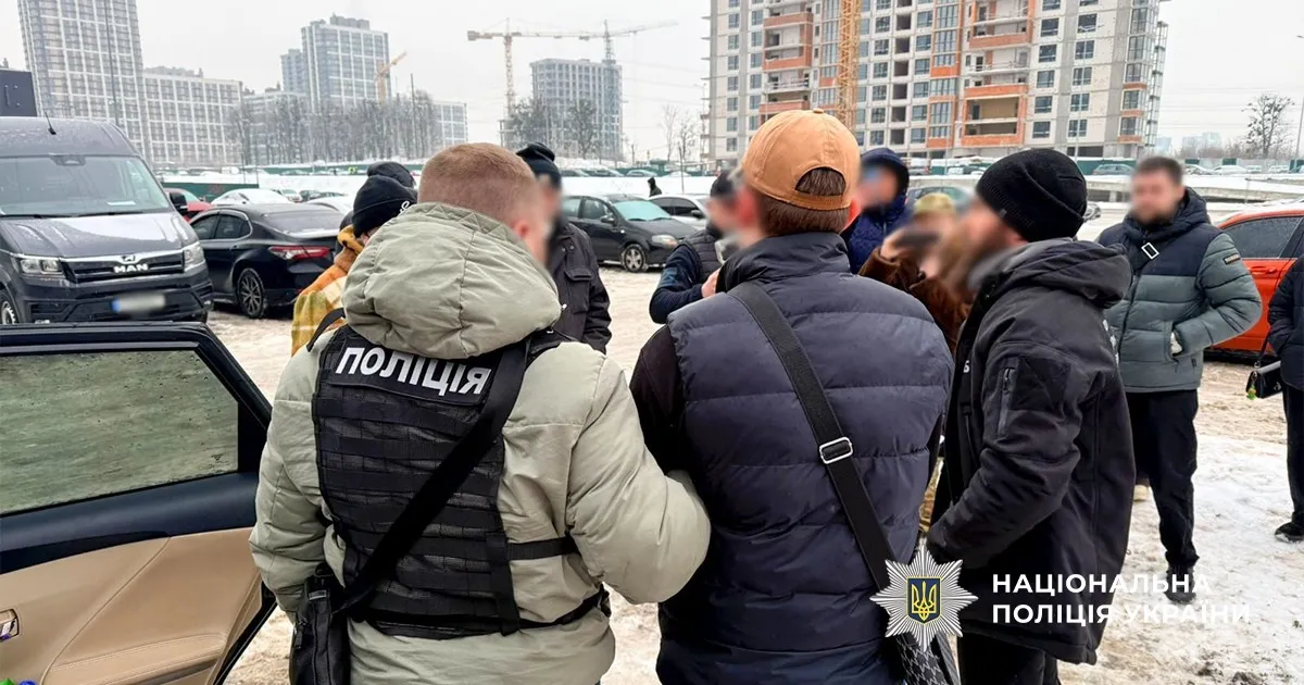 У Києві затримали продавців високоякісних підробок доларів