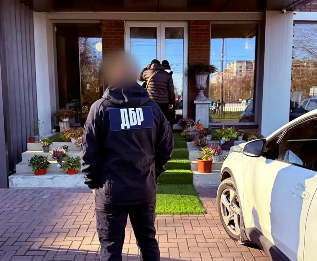 Посадовець міграційної служби приховав майно на 30 млн