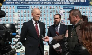 Зеленський заблокував телеканали Медведчука