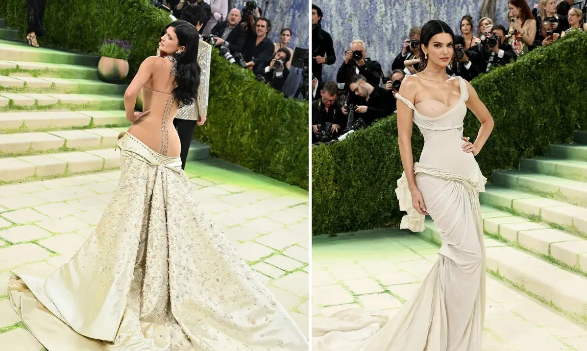 На Met Gala 2026 сестри Дженнер переосмислили античні статуї