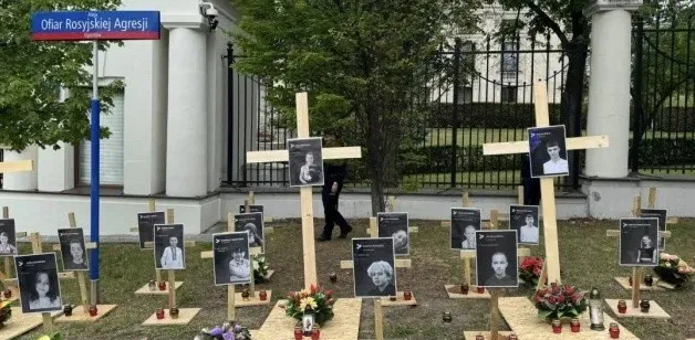 Під посольством РФ у Польщі встановили хрести з фото українських дітей