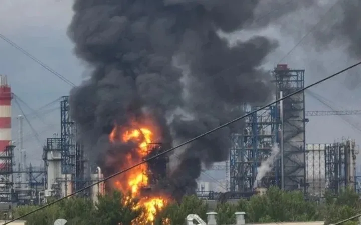 Фото, відео: москва вразила власний НПЗ ракетою ППО