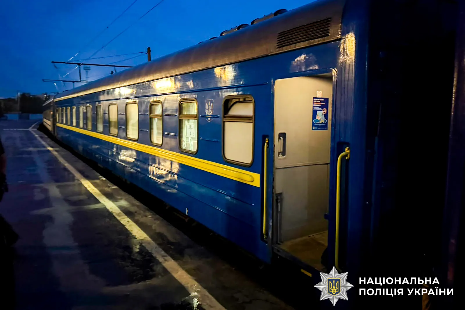 В Ровно мужчина погиб, упав под пассажирский поезд