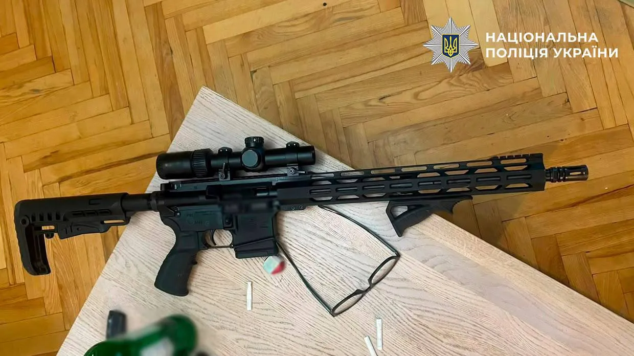 У центрі Києва п’яний чоловік відкрив стрілянину з балкона