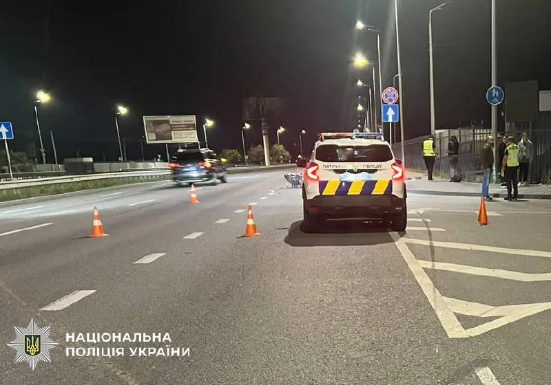 У Києві 24-річна мотоциклістка загинула після падіння на відбійник
