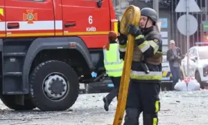 Видео: камера наблюдения сняла момент взрыва в доме на Позняках