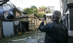 Фото: река Лыбидь в Киеве пожелтела