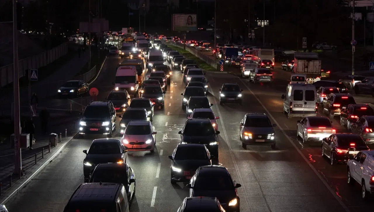 Huge traffic jams have formed in Kyiv following the Russian attack: people are walking across the blocked bridges