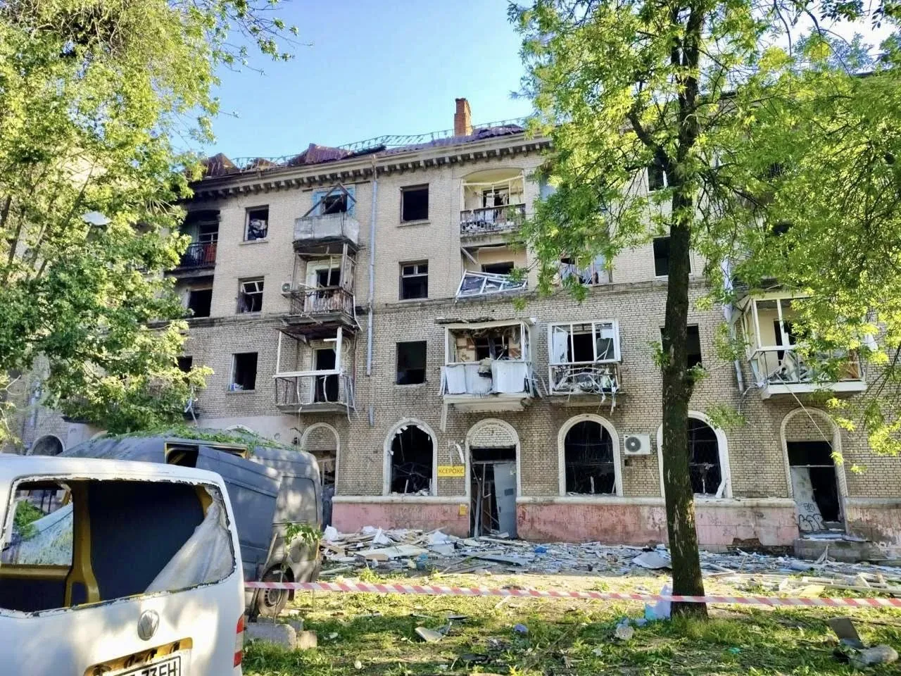 У Дніпрі після масованого обстрілу пошкоджено десятки будівель