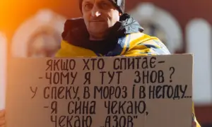 Фото: коммунальщики разбирают незаконный кран на Андреевском спуске