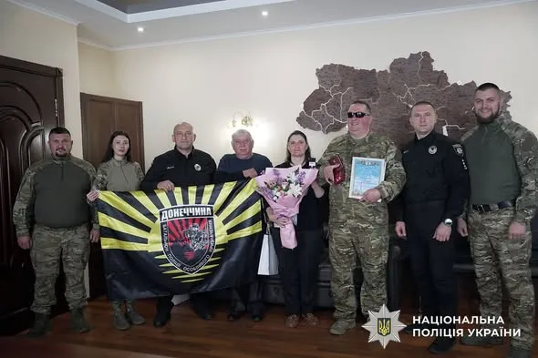 A police officer from Donetsk Oblast, who lost his sight after a drone attack, was awarded a medal