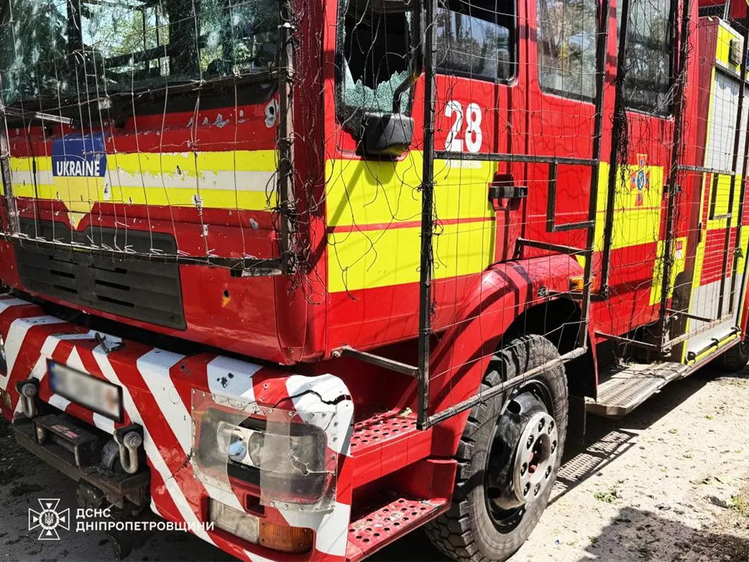 У Нікополі росіяни двічі прицільно вдарили по рятувальниках