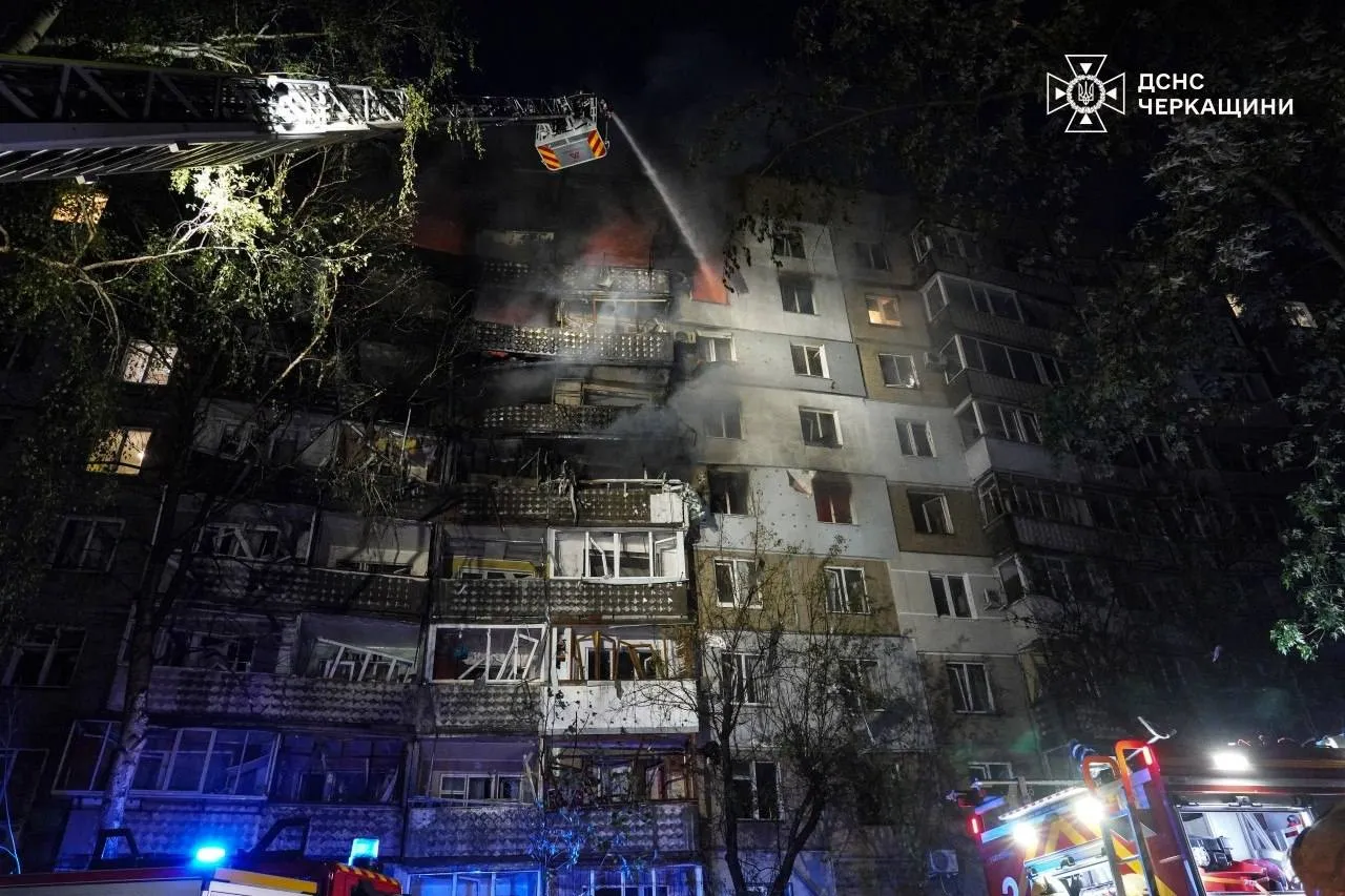 У Черкасах дрон РФ влучив у багатоповерхівку, серед постраждалих — діти
