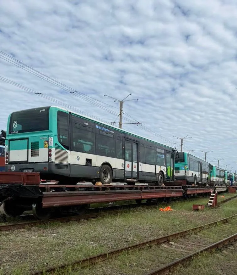 Укрзалізниця доставила з Парижа 30 автобусів для Київщини