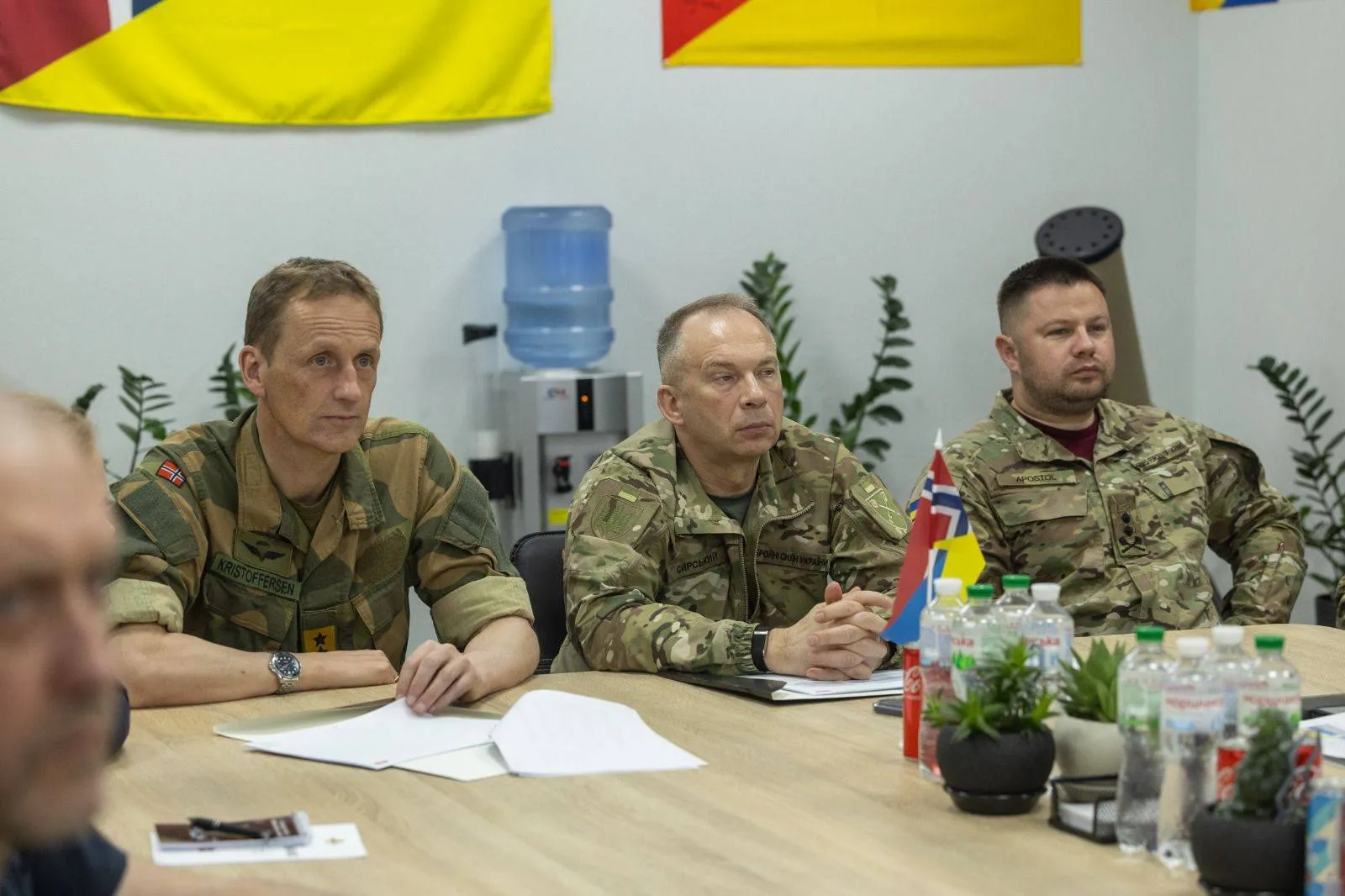 Сирский и главнокомандующий Норвегии посетили боевые части на юге